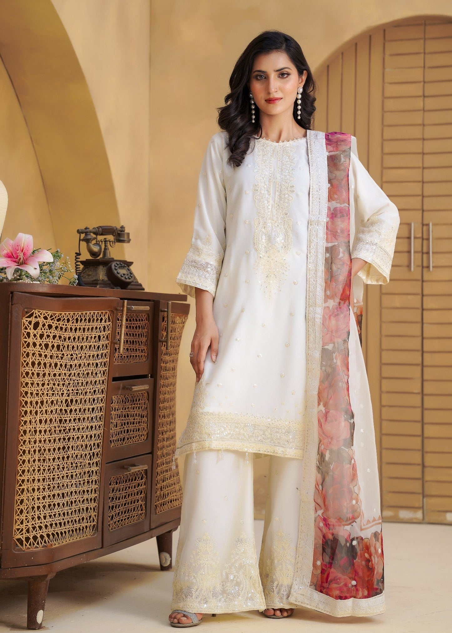 Pakiza White